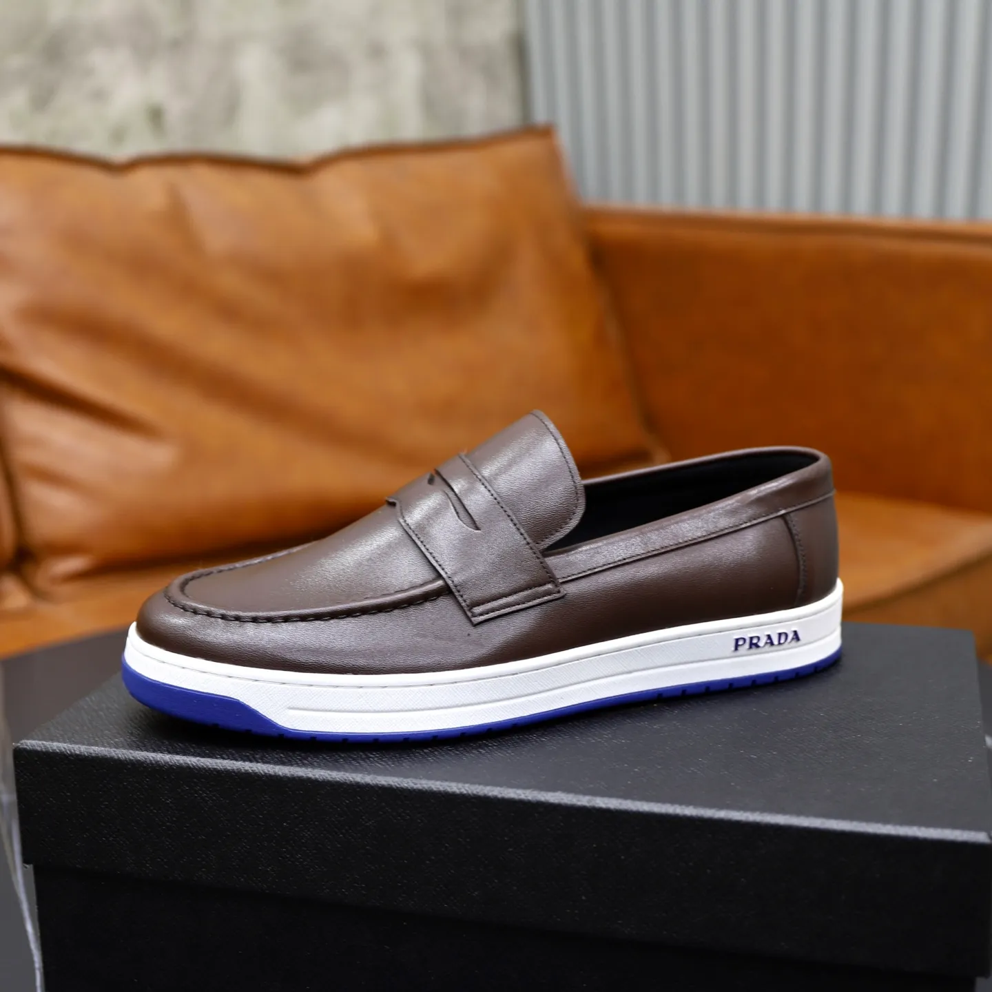 Factory price: 💰640 Prada classic men’s lace-up casual shoes | Imported cowhide upper | Upper stitching layered design, light and breathable | Soft and comfortable | Decorated with PRADA letters on the side | Distinctive sports style, showing the brand style | Lightweight concave and convex pattern rubber soles | Matched with cowhide foot pad lining | Excellent foot feel, fashionable and elegant | Size: 38-44 (45 customized)